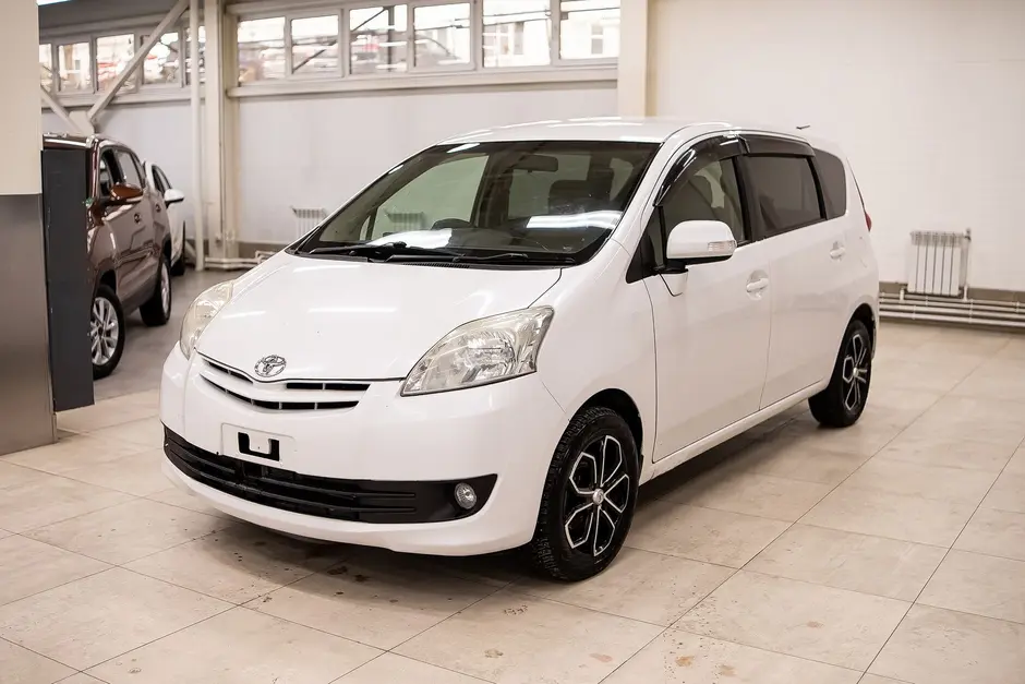 Toyota Passo Sette, 2010 г.