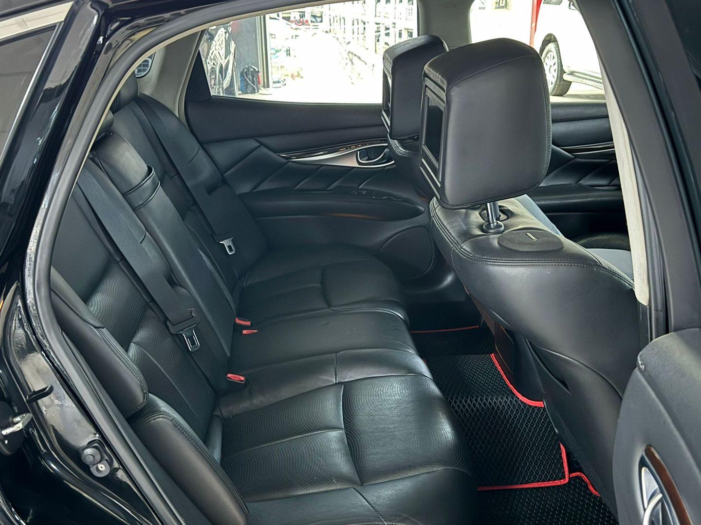 Infiniti M