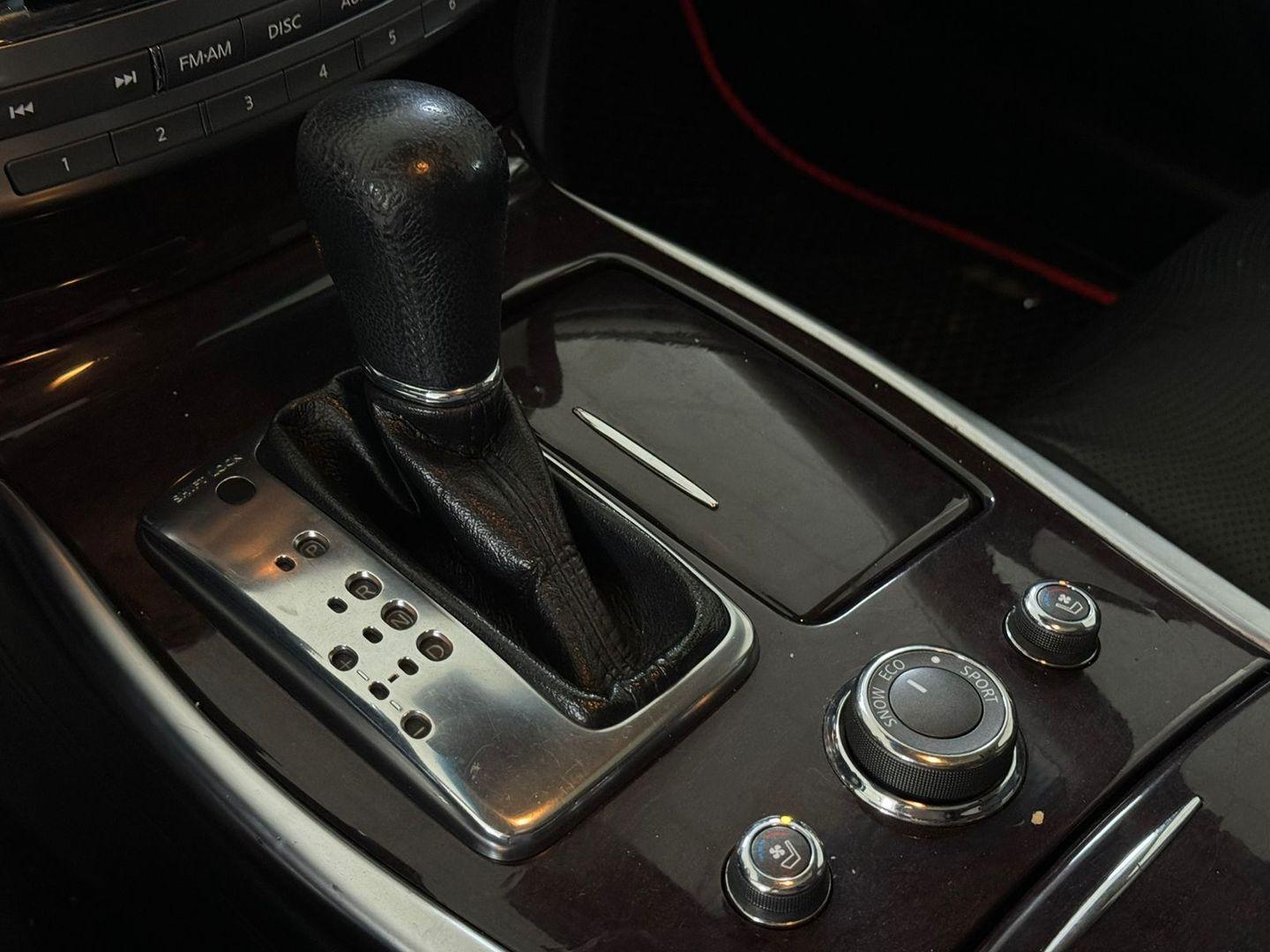 Infiniti M