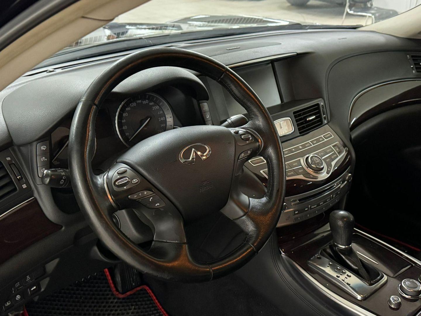 Infiniti M