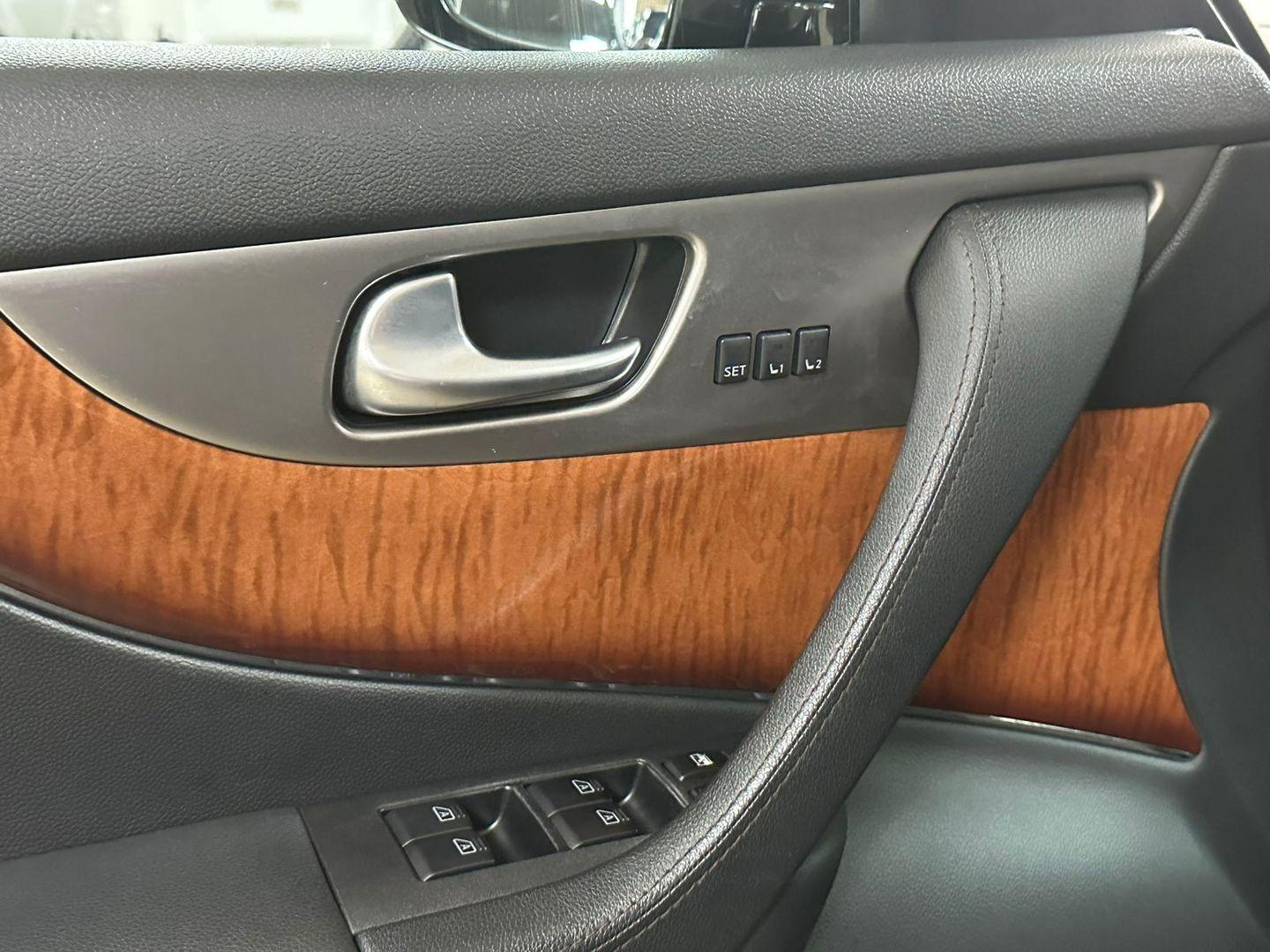 Infiniti QX70