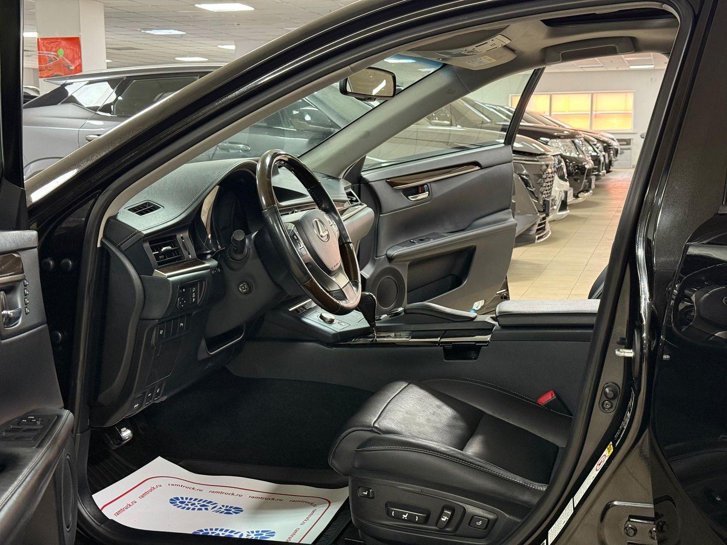 Lexus ES