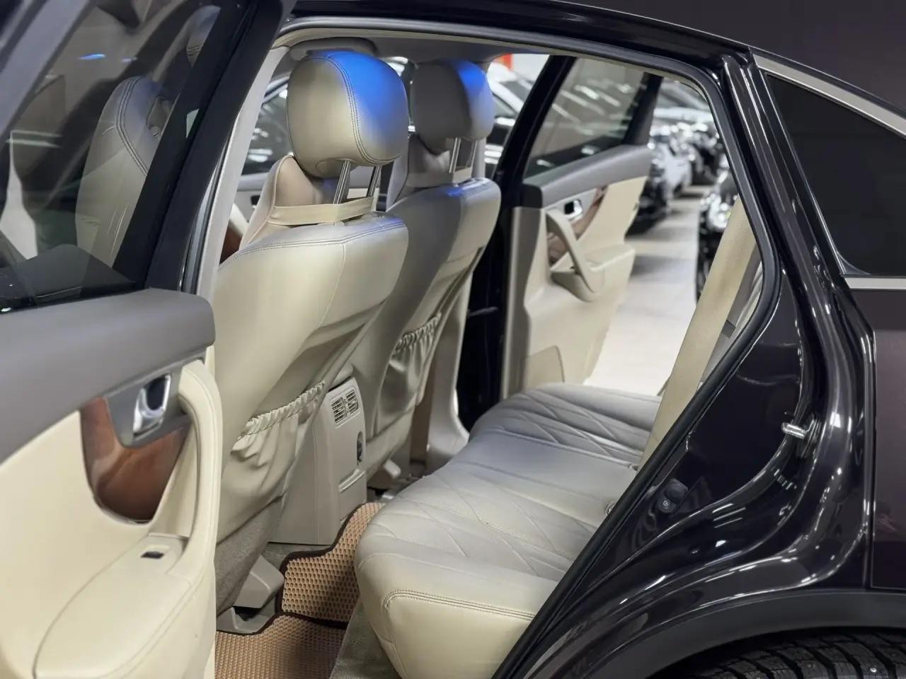 Infiniti QX70