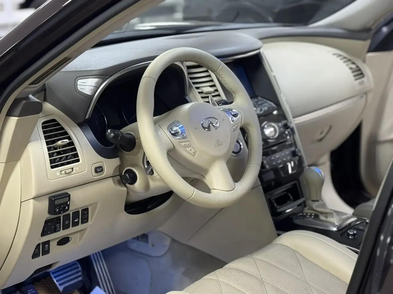 Infiniti QX70