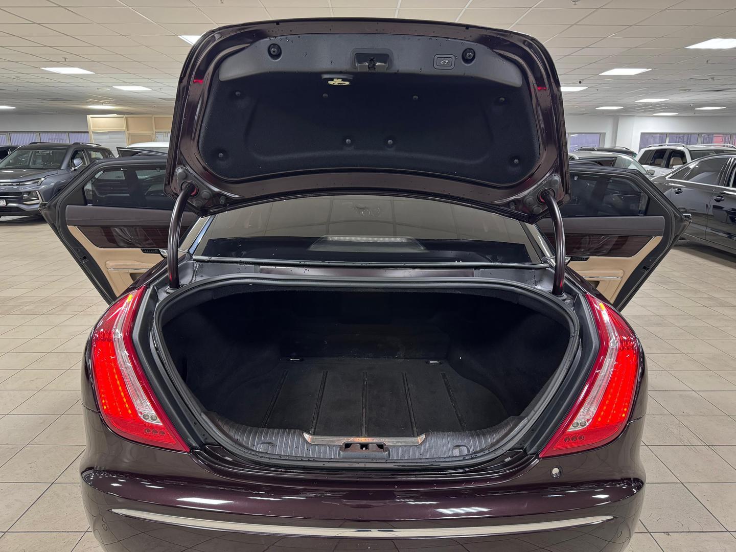 Jaguar XJ