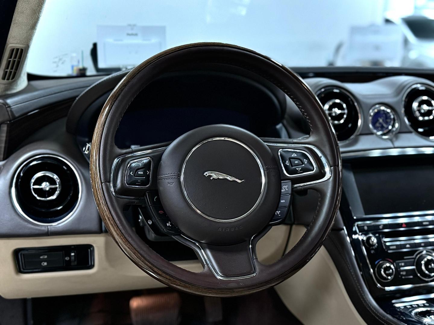 Jaguar XJ