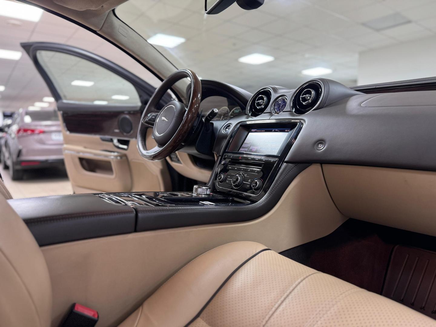 Jaguar XJ