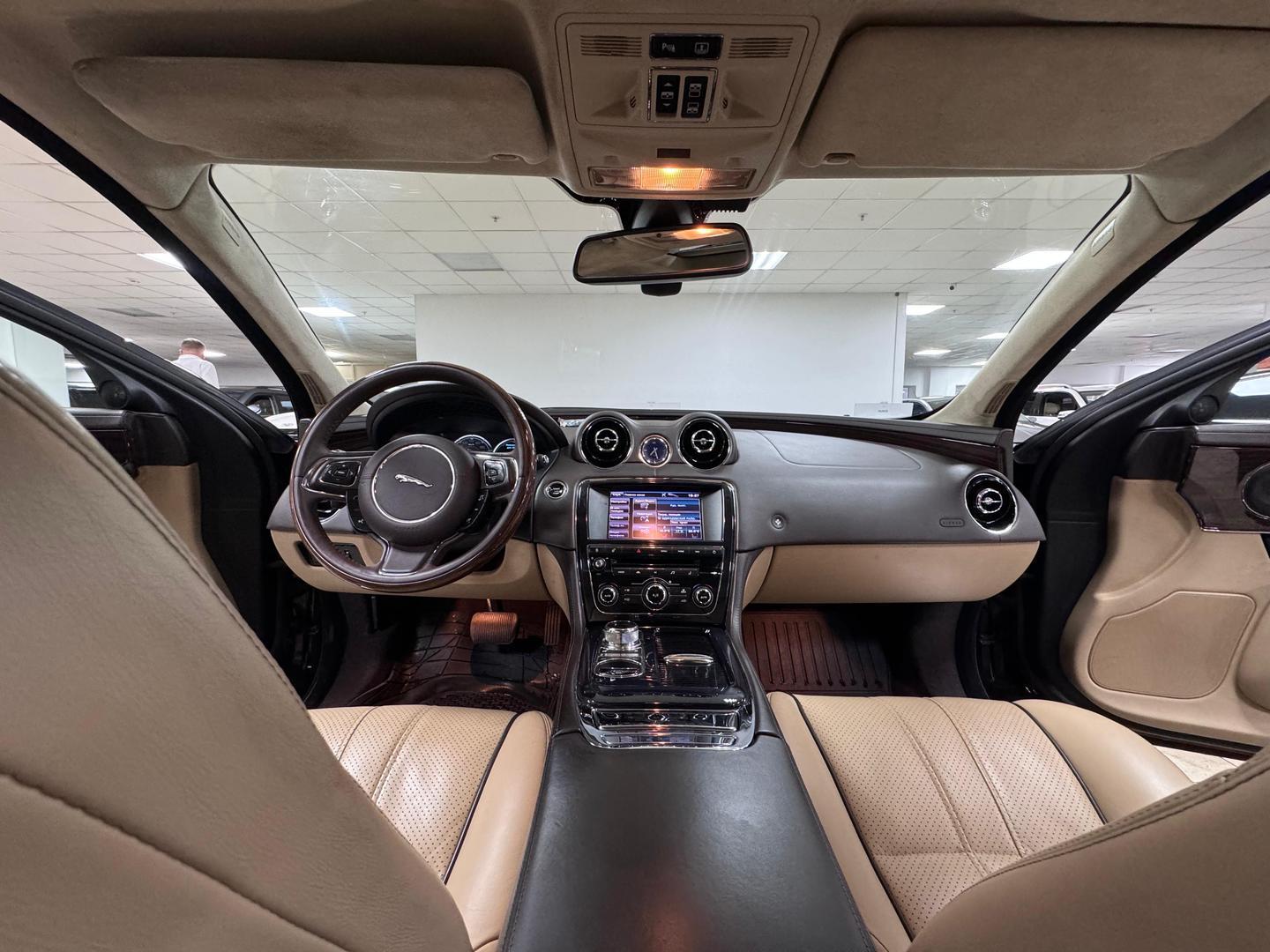 Jaguar XJ